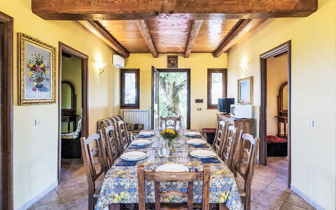 La Quercia: Mueble, Madera, Mesa, Silla, Cocina Y Comedor Mesa, Manchas De Madera, Comedor, Madera Dura, Villa, Recurso
