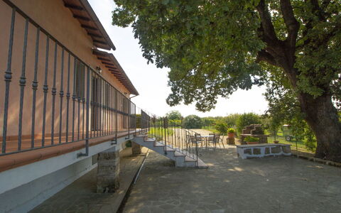 La Quercia: Edificio, Planta, Ventana, Superficie De La Carretera, Cielo, Árbol, Sombra, Diseño Urbano, Bienes Raíces, Madera