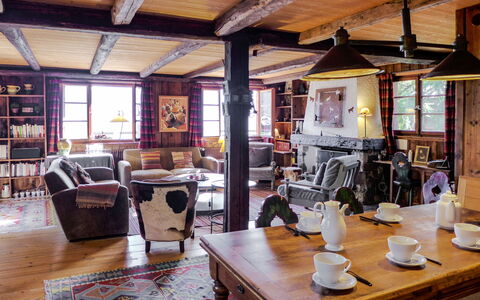 Filaos: Mesa, Propiedad, Vajilla, Mueble, Ventana, Madera, Vajilla, Edificio, Diseño De Interiores, Taza