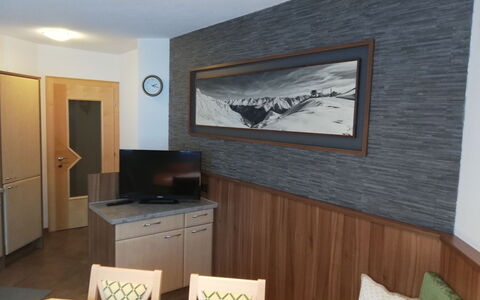 Alpenflora: Propiedad, Mueble, Edificio, Gabinetes, Comodidad, Mesa, Sala, Madera, Cajón, Diseño De Interiores