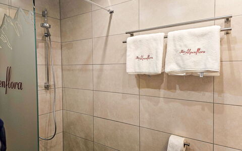 Alpenflora: Piso, Habitación, Lecho, Cama, Marco De La Cama, Linos, Sábana, Madera Dura, Colchón, Suelos De Madera