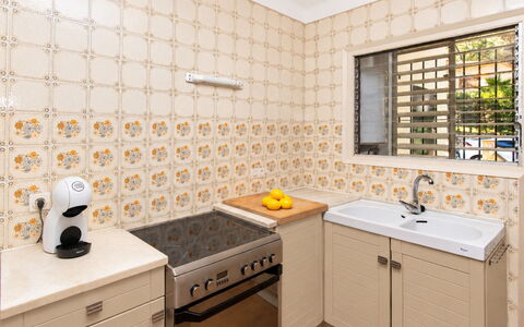 Melis 1: Arreglo De Tubería, Piso, Diseño De Interiores, Cocina, Suelo, Gabinetes, Mostrador, Lavabo, Loseta, Grifo