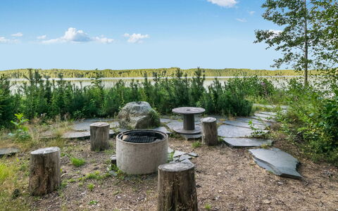 Torniniemi: Planta De La Comunidad, Mueble Para Exteriores, Mesa Al Aire Libre, Jardín, Material Natural, Banco, Parque, Banco Al Aire Libre, Mesa De Picnic