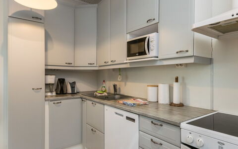 Torniniemi: Aparato De Cocina, Cocina, Mostrador, Gabinetes, Electrodoméstico, Diseño De Interiores, Mueble, Madera, Piso, Fregadero