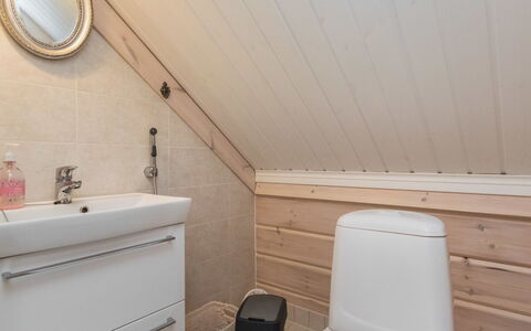 Torniniemi: Piso, Arreglo De Tubería, Madera, Suelo, Baño, Plomería, Diseño De Interiores, Mueble De Baño, Grifo, Lavabo