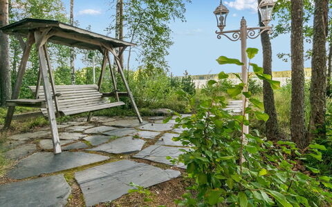 Torniniemi: Jardín, Primavera, Losa, Paisajismo, Sombra, Pasarela, Yarda, Patio Interior, Parque, Mueble Para Exteriores
