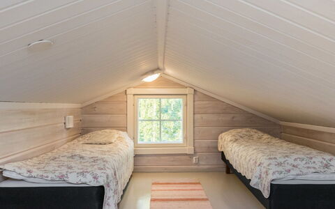Haapaniemi: Cama, Mueble, Habitación, Diseño De Interiores, Lecho, Sábana, Piso, Madera, Suelo, Habitación