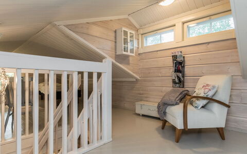 Haapaniemi: Cama, Mueble, Habitación, Diseño De Interiores, Lecho, Sábana, Piso, Madera, Suelo, Habitación
