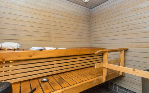 Haapaniemi: Cama, Mueble, Habitación, Diseño De Interiores, Lecho, Sábana, Piso, Madera, Suelo, Habitación