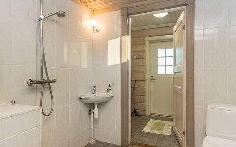 Haapaniemi: Cama, Mueble, Habitación, Diseño De Interiores, Lecho, Sábana, Piso, Madera, Suelo, Habitación