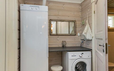 Haapaniemi: Cama, Mueble, Habitación, Diseño De Interiores, Lecho, Sábana, Piso, Madera, Suelo, Habitación