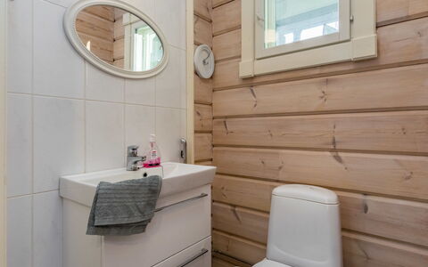 Haapaniemi: Cama, Mueble, Habitación, Diseño De Interiores, Lecho, Sábana, Piso, Madera, Suelo, Habitación