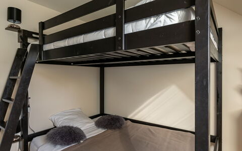 Ti Bonheur: Propiedad, Mueble, Comodidad, Edificio, Sombra, Madera, Pared, Suelo, Marco De La Cama