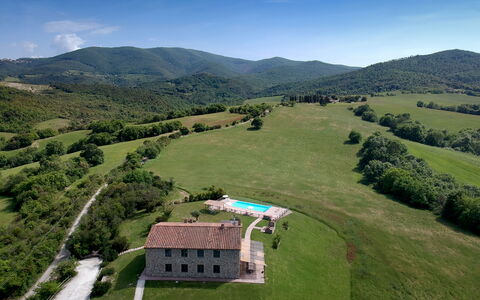 Villa Guardistallo: Cielo, Montaña, Planta, Naturaleza, Paisaje Natural, Nube, Pendiente, El Terreno Del Lote, Vegetación, Árbol