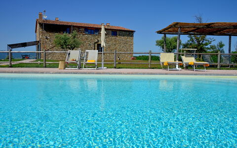 Villa Guardistallo: Agua, Cielo, Planta, Azur, Piscina, Árbol, Edificio, Ocio, Agua, Bienes Raíces