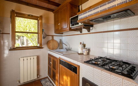 Casa Del Colle: Mostrador, Gabinetes, Propiedad, Ventana, Aparato De Cocina, Estufa De Gas, Estufa De Cocina, Cocina, Madera, Edificio