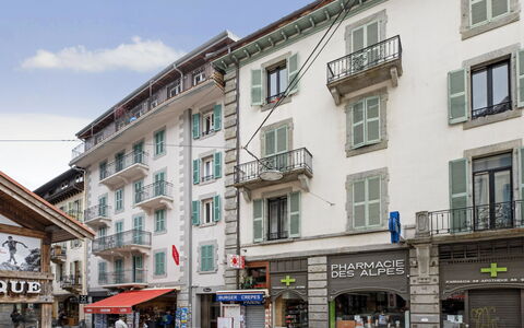 Chamonix 171: Cielo, Ventana, Propiedad, Edificio, Diseño Urbano, Casa, Nube, Barrio, Barrio Residencial
