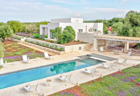Villa Orama Estia Relais: Cielo, Planta, Nube, Agua, Edificio, Árbol, Piscina, El Terreno Del Lote, Barrio Residencial, Paisaje