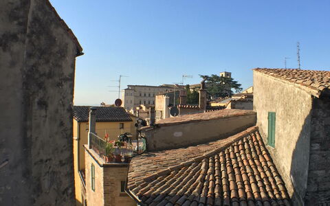 La Terrazza Di Todi: Cielo, Edificio, Ventana, Casa, Techo, Paisaje, Fachada, Ciudad, Tintes Y Sombras, La Arquitectura Medieval