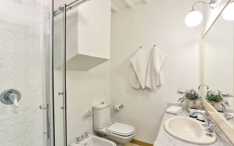 Villa Maona: Grifo, Arreglo De Tubería, Lavabo, Espejo, Lavabo Del Baño, Edificio, Baño, Planta, Puerta, Diseño De Interiores