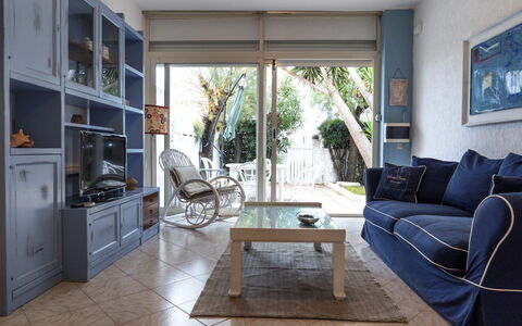 La Terrazza Di Santa Marinella: Mueble, Sofá, Comodidad, Madera, Sofá Cama, Arquitectura, Diseño De Interiores, Marco, Sala, Piso