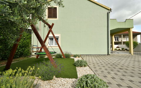 Laura: Planta, Nube, Cielo, Edificio, El Terreno Del Lote, Superficie De La Carretera, Árbol, Hierba, Barrio Residencial, Barrio