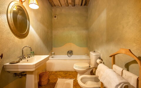 Lavacchio 10: Espejo, Grifo, Arreglo De Tubería, Lavabo, Propiedad, Lavabo Del Baño, Baño, Edificio, Diseño De Interiores, Comodidad