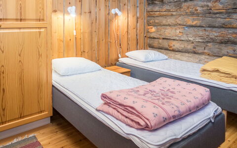 Rukanpesä 2A: Cama, Habitación, Madera, Suelo, Piso, Diseño De Interiores, Litera, Sábana, Lecho, Habitación