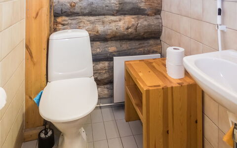 Rukanpesä 2A: Asiento Del Baño, Madera, Piso, Baño, Suelo, Arreglo De Tubería, Baño, Diseño De Interiores, Lavabo Del Baño, Plomería