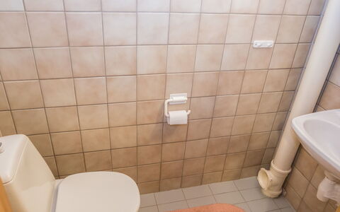 Rukanpesä 2A: Asiento Del Baño, Baño, Baño, Pared, Arreglo De Tubería, Piso, Suelo, Plomería, Loseta, Habitación