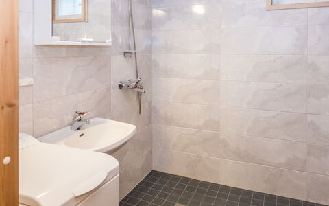 Rukanpesä 2A: Piso, Arreglo De Tubería, Pared, Baño, Suelo, Diseño De Interiores, Plomería, Techo, Loseta, Baño