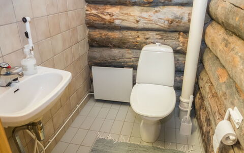 Rukanpesä 2B: Asiento Del Baño, Baño, Arreglo De Tubería, Piso, Baño, Suelo, Diseño De Interiores, Plomería, Habitación, Lavabo