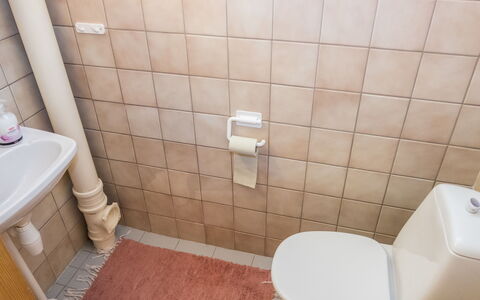 Rukanpesä 2B: Asiento Del Baño, Baño, Baño, Piso, Arreglo De Tubería, Suelo, Plomería, Loseta, Habitación