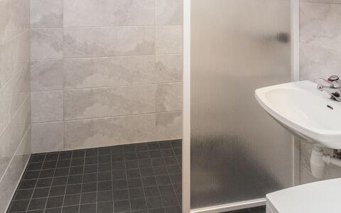 Rukanpesä 2B: Piso, Pared, Suelo, Arreglo De Tubería, Baño, Diseño De Interiores, Loseta, Material Compuesto, Plomería, Habitación