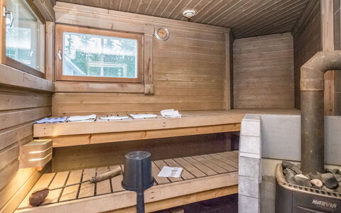 Tyssinniemi: Cama, Mueble, Habitación, Diseño De Interiores, Lecho, Sábana, Piso, Madera, Suelo, Habitación