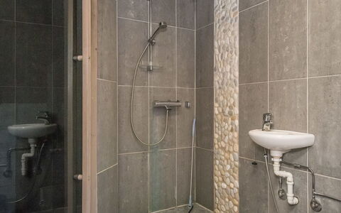 Tyssinniemi: Cama, Mueble, Habitación, Diseño De Interiores, Lecho, Sábana, Piso, Madera, Suelo, Habitación