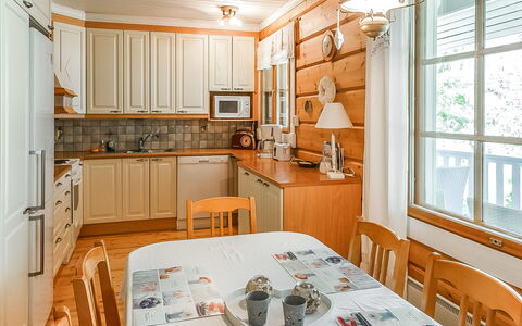 Kiviniemi: Cama, Mueble, Habitación, Diseño De Interiores, Lecho, Sábana, Piso, Madera, Suelo, Habitación