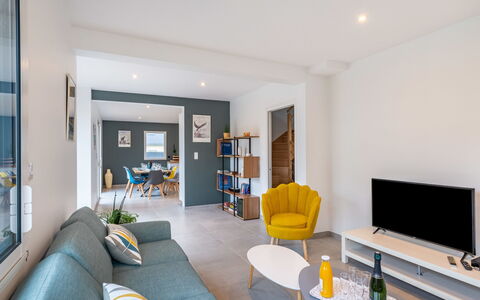 Villa Lanka: Sofá, Propiedad, Mueble, Mesa, Marco, Edificio, Comodidad, Librero, Sofá Cama, Diseño De Interiores