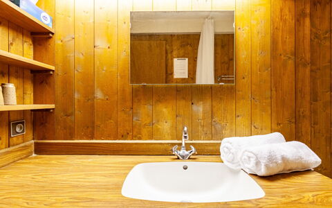 La Christaz: Marrón, Grifo, Espejo, Arreglo De Tubería, Lavabo, Propiedad, Gabinetes, Lavabo Del Baño, Mostrador, Madera