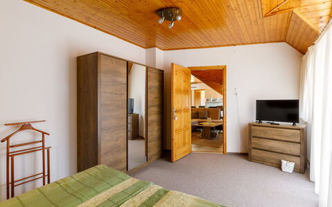 Küsz: Mueble, Propiedad, Comodidad, Madera, Edificio, Encendiendo, Diseño De Interiores, Naranja, Suelo, Piso