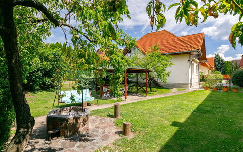 Küsz: Planta, Nube, Cielo, Edificio, Propiedad, Paisaje Natural, Árbol, El Terreno Del Lote, Vegetación, Casa