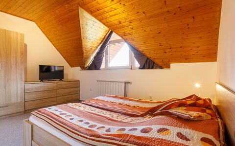 Küsz: Edificio, Propiedad, Mueble, Comodidad, Gabinetes, Madera, Ventana, Textil, Diseño De Interiores, Naranja