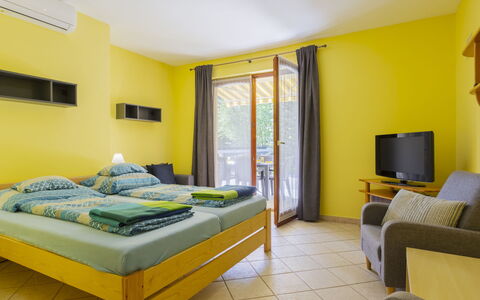 Jókai: Mueble, Diseño De Interiores, Habitación, Manchas De Madera, Silla, Madera Dura, Hotel, Cama, Almohada, Cortina