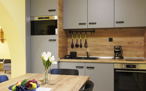 Jókai: Mueble, Cocina, Mostrador, Aparato De Cocina, Diseño De Interiores, Madera, Gabinetes, Piso, Electrodoméstico, Electrodoméstico