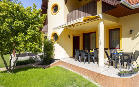Jókai: Casa, Casa, Césped, Jardín, Yarda, Paisajismo, Sombra, Inmuebles, Patio Interior, Balcón