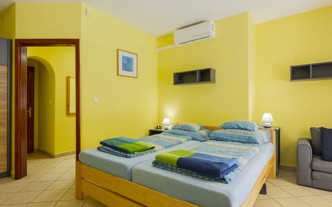 Jókai: Mueble, Diseño De Interiores, Habitación, Suelo, Cama, Habitación, Sábana, Lecho, Techo, Departamento