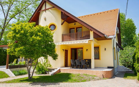 Jókai: Edificio, Casa, Madera, Casa, Fachada, Barrio Residencial, Arquitectura, Techo, Cabaña, Puerta