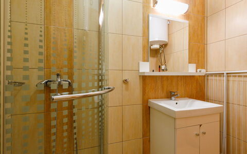 Jókai: Espejo, Grifo, Arreglo De Tubería, Lavabo, Baño, Edificio, Lavabo Del Baño, Madera, Diseño De Interiores