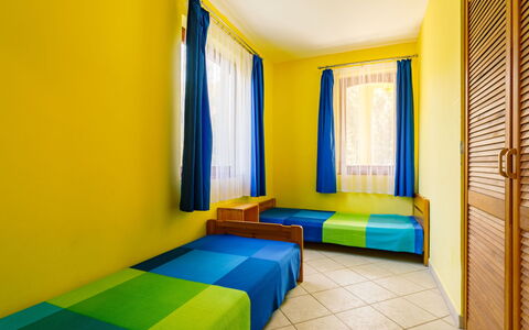 Jókai: Propiedad, Ventana, Mueble, Azur, Edificio, Comodidad, Textil, Sombra, Amarillo