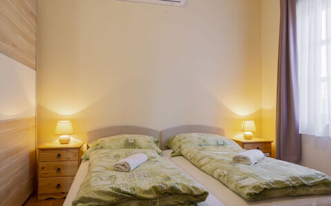 Tamas: Cama, Habitación, Lecho, Sábana, Diseño De Interiores, Linos, Marco De La Cama, Techo, Habitación, Suelo